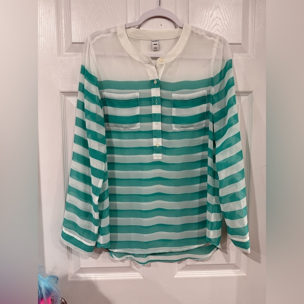 Old navy bundle of (2) Tops - Picture 3 of 4